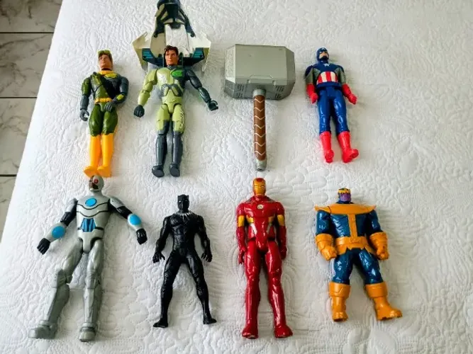 Bonecos Vingadores e Max Steel