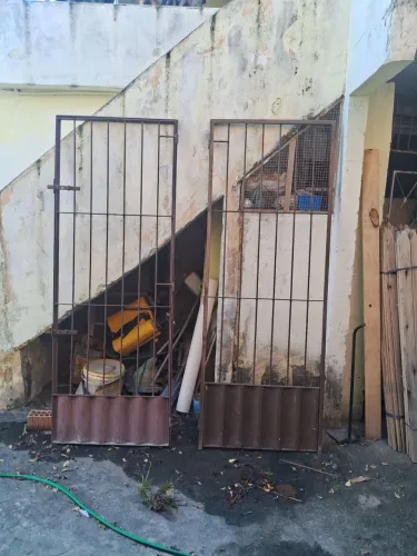 VENDE-SE 2 GRADES PARA PARAFUSAR NO MARCO DA PORTA