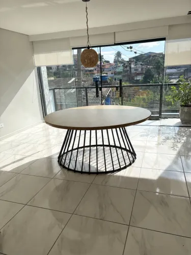 Mesa de Jantar Redonda Moderna com Base Escultural - 6 Lugares | Design Sofisticado