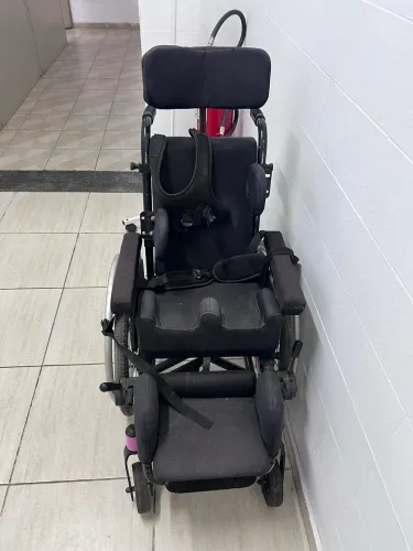 Cadeira de rodas infantil