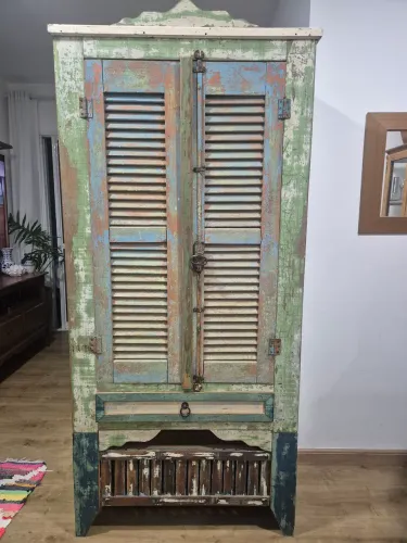 Armário de madeira de demolição