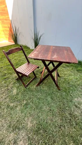 Conjunto de mesa com 3 cadeiras. 