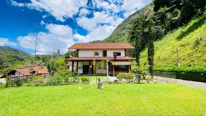 Casa com 3 suítes à venda, 203 m² por R$ 1.290.000 - Granja Guarani - Teresópolis/RJ
