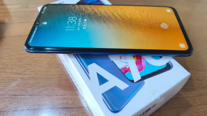 Smartphone Samsung A70 128GB branco e azul