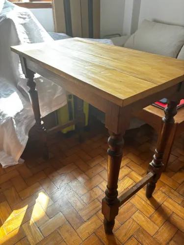 Escrivaninha / mesa de madeira rústica com pés torneados