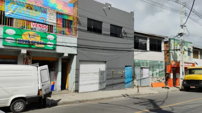 ALUGA-SE GALPÃO PARA FINS COMERCIAIS - LOCALIZAÇÃO PRIVILEGIADA