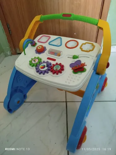 Andador musical com vários sons musicais