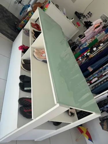 Mesa de lojas de madeira, com tampo de vidro e gavetas