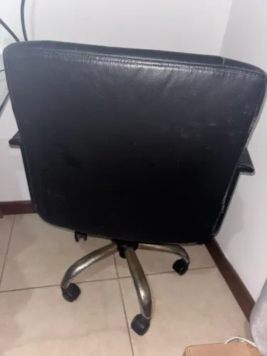 Cadeira diretor em courino 