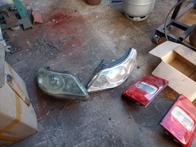 Vênde se par farol usado pra Saveiro Trooper e sinalização traseiro original