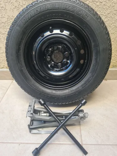 Pneu aro 13, macaco e chave de rodas 