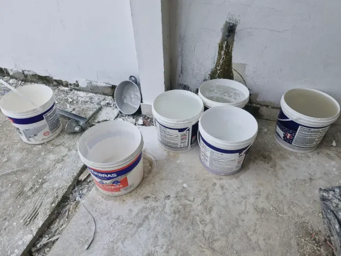 Vende-se baldes pra obras