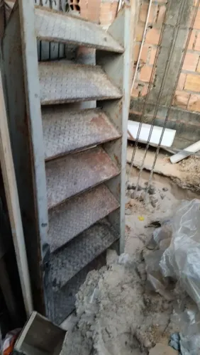 Vendo uma escada de ferro 