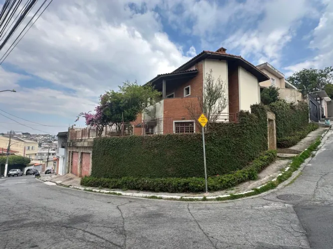 Sobrado para venda em Jardim Peri com 3 quartos, sendo 1 suíte, 300m²