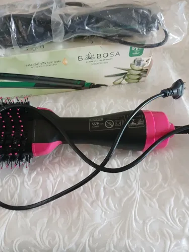 Escovas e prancha de cabelo