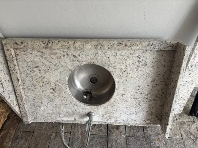 Pia / bancada de granito 90x55 cm completa, com cuba inox Tramontina
