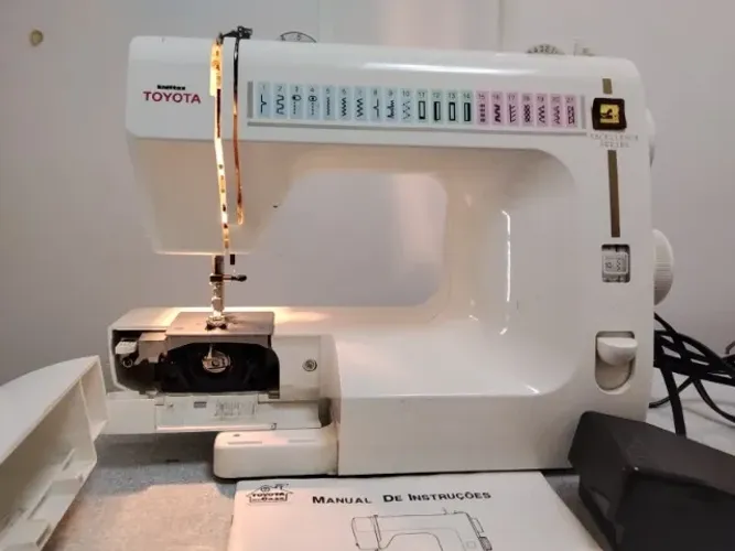 Máquina de costura portátil Toyota pouco uso, particular.