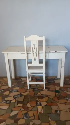 Mesa toda de madeira com uma cadeira, modelo escritório com uma gaveta