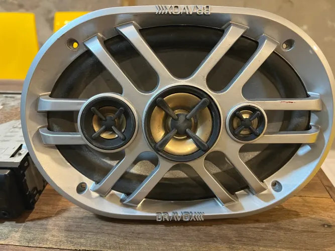 Vendo par de alto falante bravox e som automotivo kenwood.