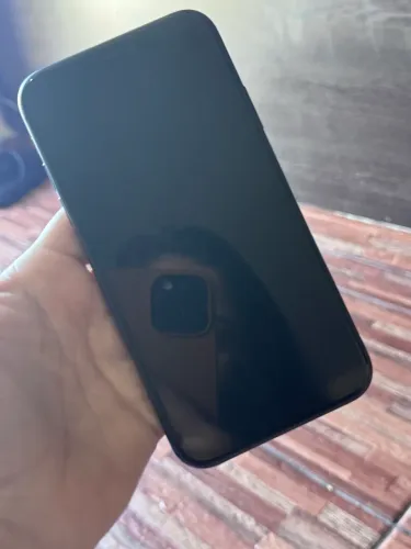 iPhone 11 preto.