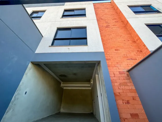 Vendo Sobrado Triplex, 02 Suítes - Bairro Escola Agrícola