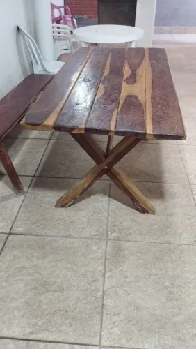 Mesa de madeira rústica com bancos