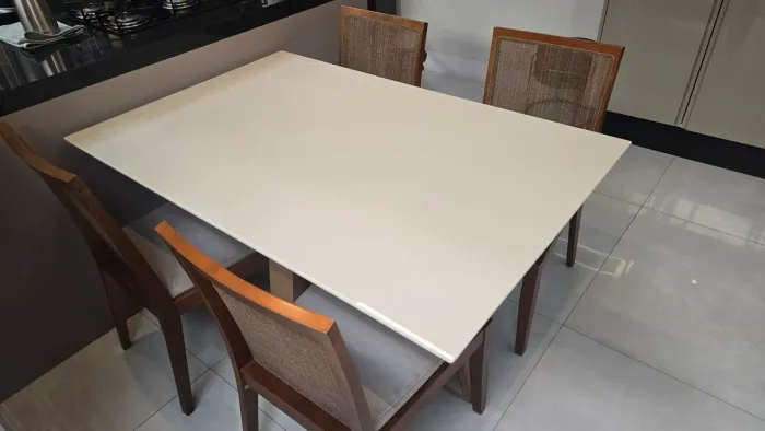 Mesa de jantar com 4 cadeiras<br>1.900,00<br><br>Sofá de 3,20m retrátil e reclinável <br>3.900,00