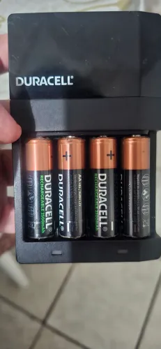 VENDO CARREGADOR DE PILHAS RECARREGÁVEIS DURACELL,COM 4 PILHAS