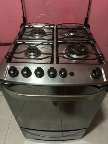 Fogão Electrolux.