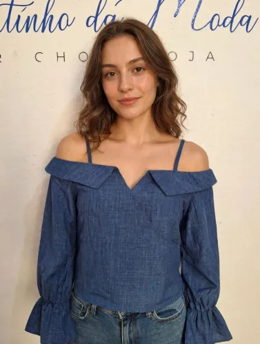 Blusa azul ombro a ombro