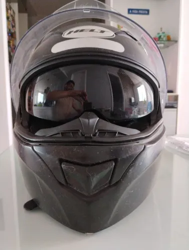Capacete Helt escamoteável tamanho 58M (com alguns riscos)
