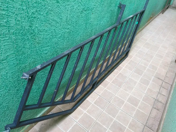 Vendo corrimão, vaso, lavatório e suporte de varal