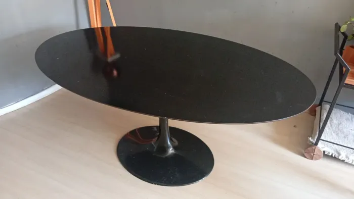 Mesa preta de madeira. 1.60 comprimento/0.90 largura/0.75 altura.