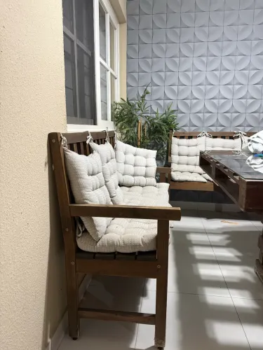 Mesa de madeira com vidro e bancos