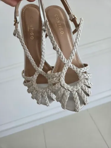 Sandalia off white/ gelo. Tamanho 36 Brasil 37 europeu
