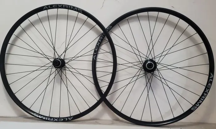 Par de roda MTB cubo Shimano MT4100 Boost e aros Alexrims com ilhoes