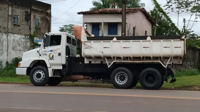 Caminhão caçamba 1418