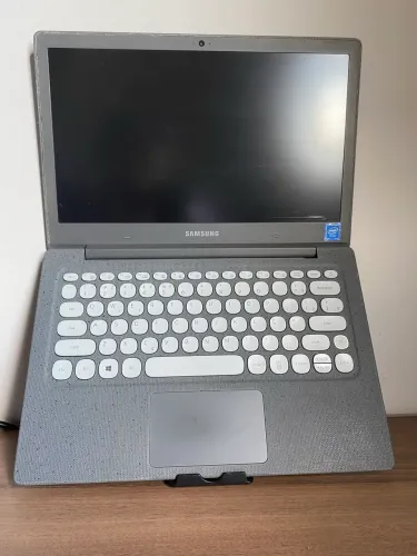 Notebook Samsung Flash F30 - Leve, Elegante e Ideal para Estudos e Trabalho