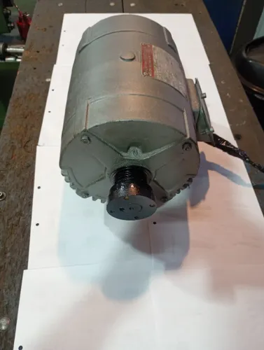 vendo motor trifásico de 7.5 CV de alta motor robusto revisado funcionando perfeitamente  