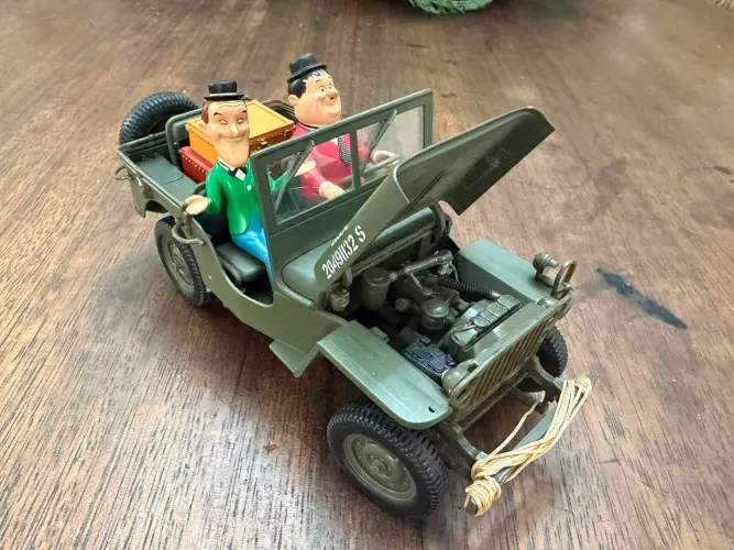 Miniatura Jeep Militar Laurel & Hard (O Gordo e o Magro) em metal