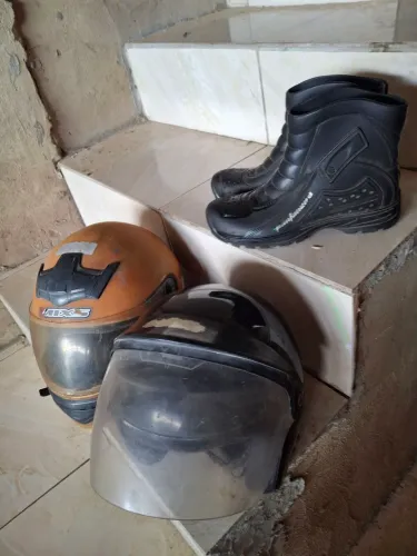 Bota e capacetes