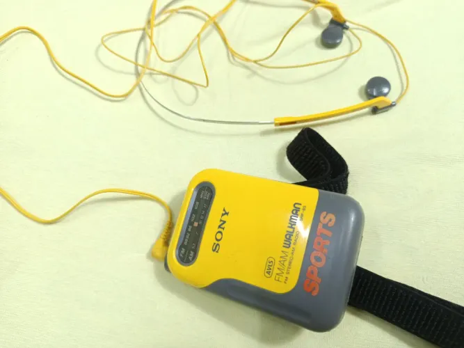 Rádio Portátil Vintage Sony Sports Walkman SRF-85 - 100% Original e Funcionando