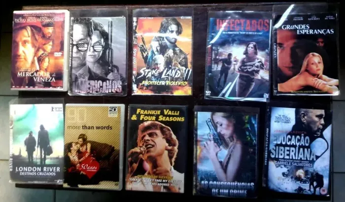 DVDs Variados de músicas e filmes. Preço: de 2 a 10 reais.