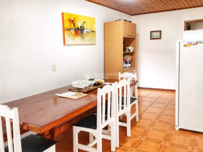 Casa com 6 dormitórios, 3 vagas de garagem no bairro Estreito