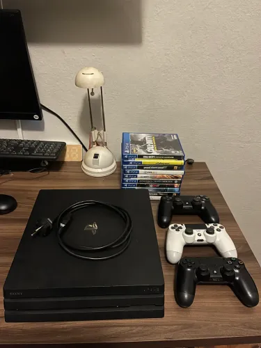 PS4 PRO 1T + 3 manetes + 10 jogos
