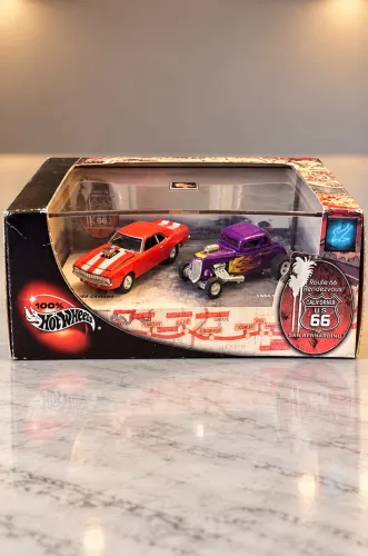 100% Hot Wheels Route 66 Rendezvous 2-Car Set, 1:64, 2002.