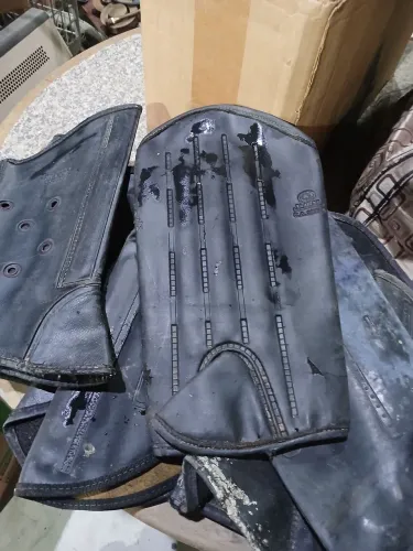 Perneiras capas e botas 