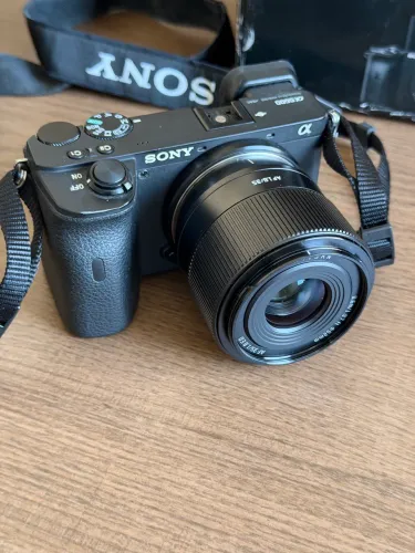 Sony A6600 + TTArtisan 35mm f/1.8 + 32GB | 20 mil cliques
