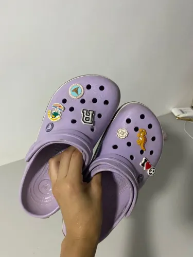 Crocs original, pins vai junto com a crocs,