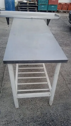 Mesa/Bancada de inox industrial em bom estado